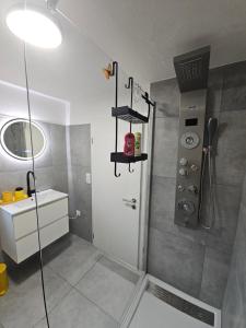 Et badeværelse på Allgaeuerferienwohnung Schneider + 9 billeder