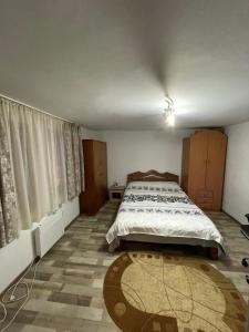 En eller flere senge i et værelse på Casa Putna
