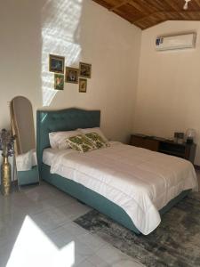 een slaapkamer met een bed in een kamer bij Villa Republik in Parrita