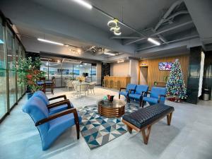 een lobby met blauwe stoelen en een kerstboom bij Hotel Dan Inn Express Salvador By Nacional Inn in Salvador