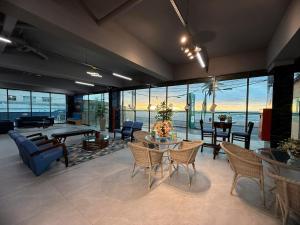 een woonkamer met uitzicht op de oceaan bij Hotel Dan Inn Express Salvador By Nacional Inn in Salvador
