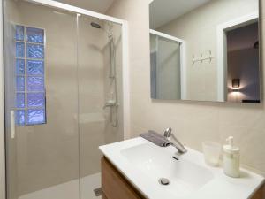 een badkamer met een wastafel en een douche bij Casa de La Canita in Guadamur