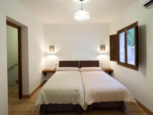 een slaapkamer met een groot bed en 2 ramen bij Casa de La Canita in Guadamur