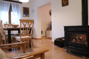 een woonkamer met een open haard en een eettafel bij Kuća za odmor Dankica in Veliko Trgovišće