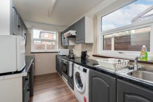 Køkken eller tekøkken på Comfy 3BR Home - Pool Table - Games - Sleeps 8