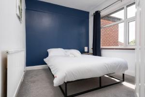 En eller flere senge i et værelse på Comfy 3BR Home - Pool Table - Games - Sleeps 8