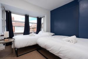 En eller flere senge i et værelse på Comfy 3BR Home - Pool Table - Games - Sleeps 8