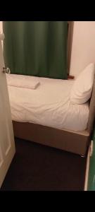 En eller flere senge i et værelse på Comfy 3BR Home - Pool Table - Games - Sleeps 8