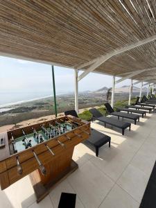 een biljarttafel op een gebouw met uitzicht bij Vista a Mar in Huaral