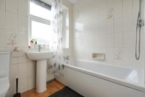 Et badeværelse på Comfy 3BR Home - Pool Table - Games - Sleeps 8 + 32 billeder