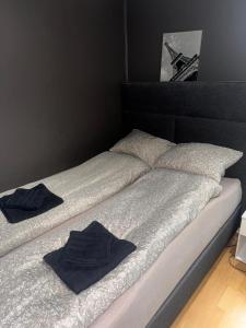 un letto con due asciugamani blu sopra di Voss Sentrum 400 m a Vossevangen Altre 7 foto
