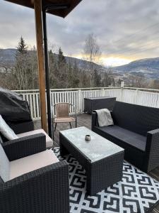 patio con mobili in vimini e tavolo sul ponte di Voss Sentrum 400 m a Vossevangen