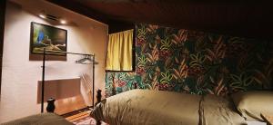 een slaapkamer met een bed en een kleurrijke muur bij Wellness house Svjetlost in Jahorina