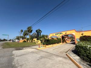 a yellow building with a sign that reads hotel at Hotel la Finca Inn in Matamoros
