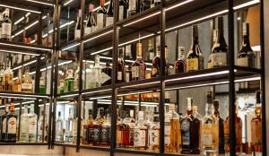 乌拉尔斯克West Plaza Hotel的酒吧里酒瓶的陈列