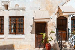 een gebouw met twee deuren en een potplant bij Zerzembe Boutique Hotel in Sanlıurfa