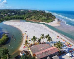 an aerial view of a beach with people and umbrellas at Casa para Reveillon - cururupe in Ilhéus