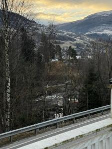 una vista di una valle innevata da un ponte di Voss Sentrum 400 m a Vossevangen