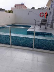 Swimmingpoolen hos eller tæt på منتجع أحجار لبيوت العطلات