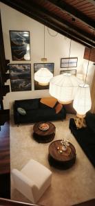 een woonkamer met een bank en een tafel bij Wellness house Svjetlost in Jahorina