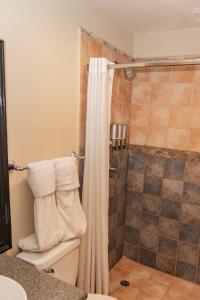 Et badeværelse på Altos de Fontana by Macondo Collection