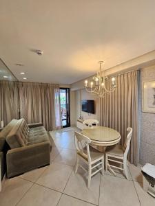 een woonkamer met een tafel en een bank bij Landscape Beira Mar in Fortaleza