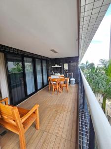 een balkon met een tafel en stoelen op een gebouw bij Landscape Beira Mar in Fortaleza