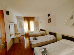 een kamer met twee bedden in een kamer met bij Garden Sheki Hotel in Sheki