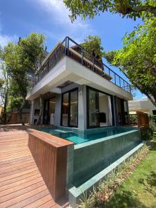 een huis met een zwembad ervoor bij Villa Aragua in Canto Grande