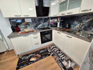 een keuken met een Coca-Cola-bord op de vloer bij APARTMENt ANAYA in Bovec