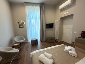 ein Schlafzimmer mit Bett und ein Badezimmer mit Waschbecken in der Unterkunft Domis Napoli in Neapel