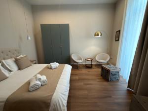ein Schlafzimmer mit einem großen Bett, auf dem Handtücher liegen in der Unterkunft Domis Napoli in Neapel