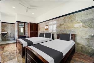 een slaapkamer met twee bedden en een bad bij Prm classic lodge in Erode