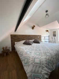 En eller flere senge i et værelse på Gîte la Maison Rouge Béthune