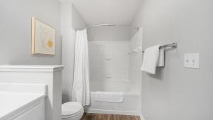Koupelna v ubytování Landing at The Villages at Canterfield - 1 Bedr... + 50 fotografií
