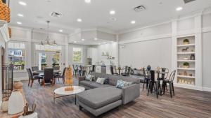 Posezení v ubytování Landing at The Villages at Canterfield - 1 Bedr...