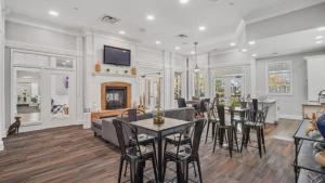 TV a/nebo společenská místnost v ubytování Landing at The Villages at Canterfield - 1 Bedr...