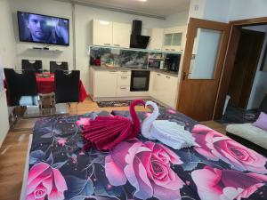 twee zwanen die op een bed in een woonkamer zitten bij APARTMENt ANAYA in Bovec