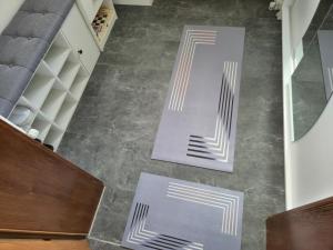 een woonkamer met betonnen vloeren en witte muren bij APARTMENt ANAYA in Bovec +21 foto's