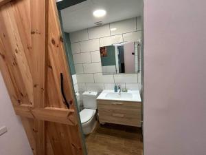 a bathroom with a sink and a toilet and a mirror at Suite Privada & Acogedora in Puerto del Rosario