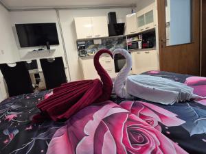 twee zwanen op een bed bij APARTMENt ANAYA in Bovec