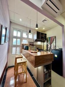 een keuken met een aanrecht en een tafel. bij Guillermo Residence in Malaybalay +49 foto's