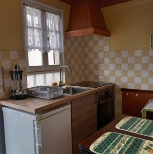 Kuchyň nebo kuchyňský kout v ubytování Au coteau des Thermes