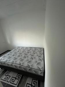 un matelas noir et blanc appuyé contre un mur dans l'établissement casa branca, à Serra