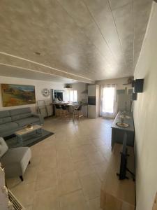 ein Wohnzimmer mit Sofa und Tisch in der Unterkunft Maison chaleureuse en pleine campagne in Saint-Savinien