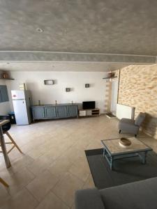 ein Wohnzimmer mit Sofa und Tisch in der Unterkunft Maison chaleureuse en pleine campagne in Saint-Savinien