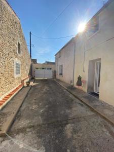 ein leerer Parkplatz zwischen zwei Gebäuden in der Unterkunft Maison chaleureuse en pleine campagne in Saint-Savinien