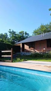 Swimmingpoolen hos eller tæt på la riviere