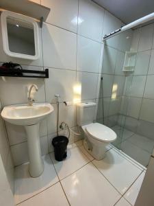 Et badeværelse på Flat Silveira + 10 billeder