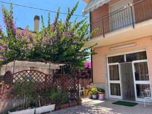 a house with flowers in front of it at B&B Amurri Domenica in Grottammare